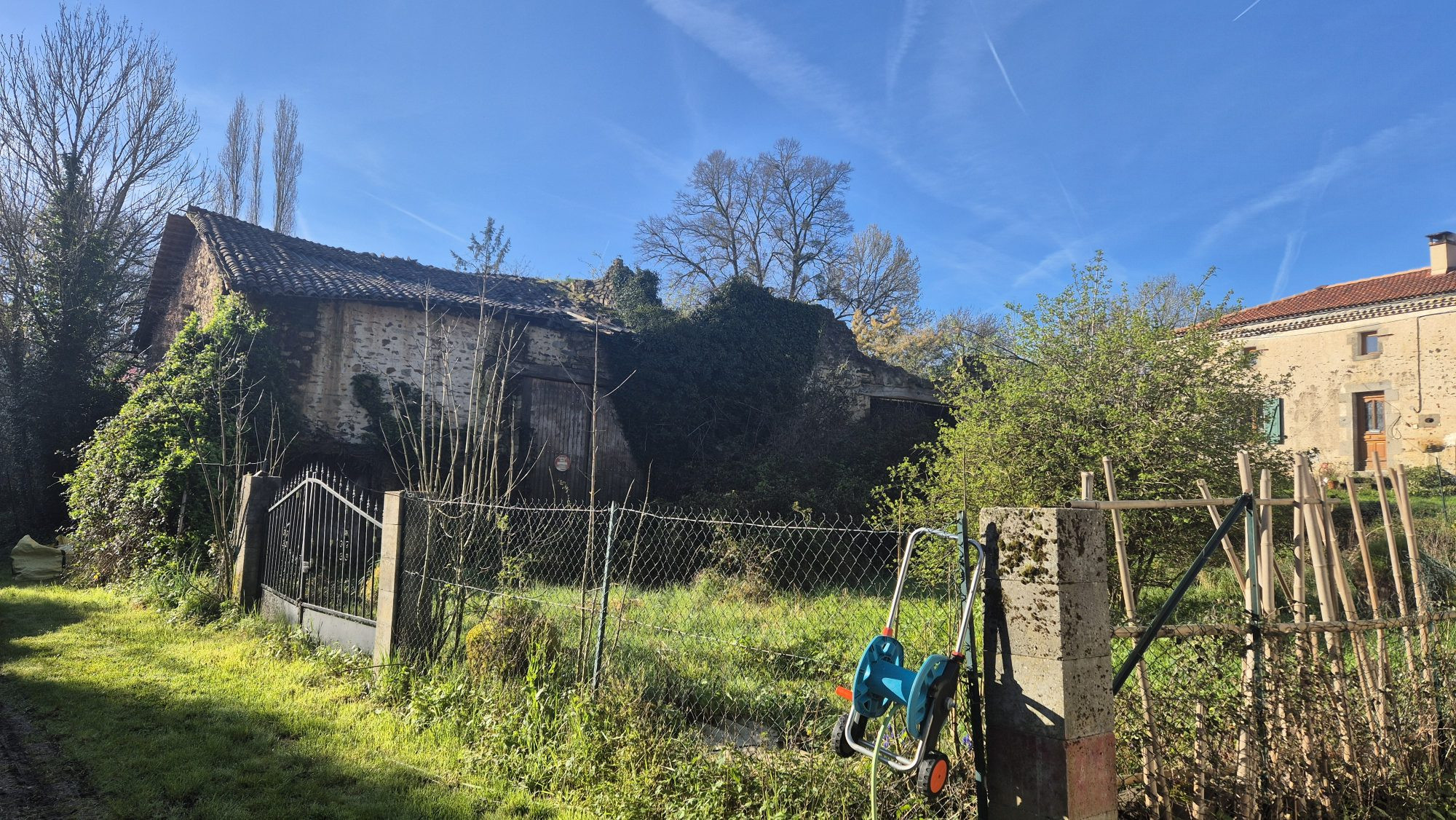 Real Estate Complex to Fully Renovate – Strong Potential – 1 Hectare of Land 4