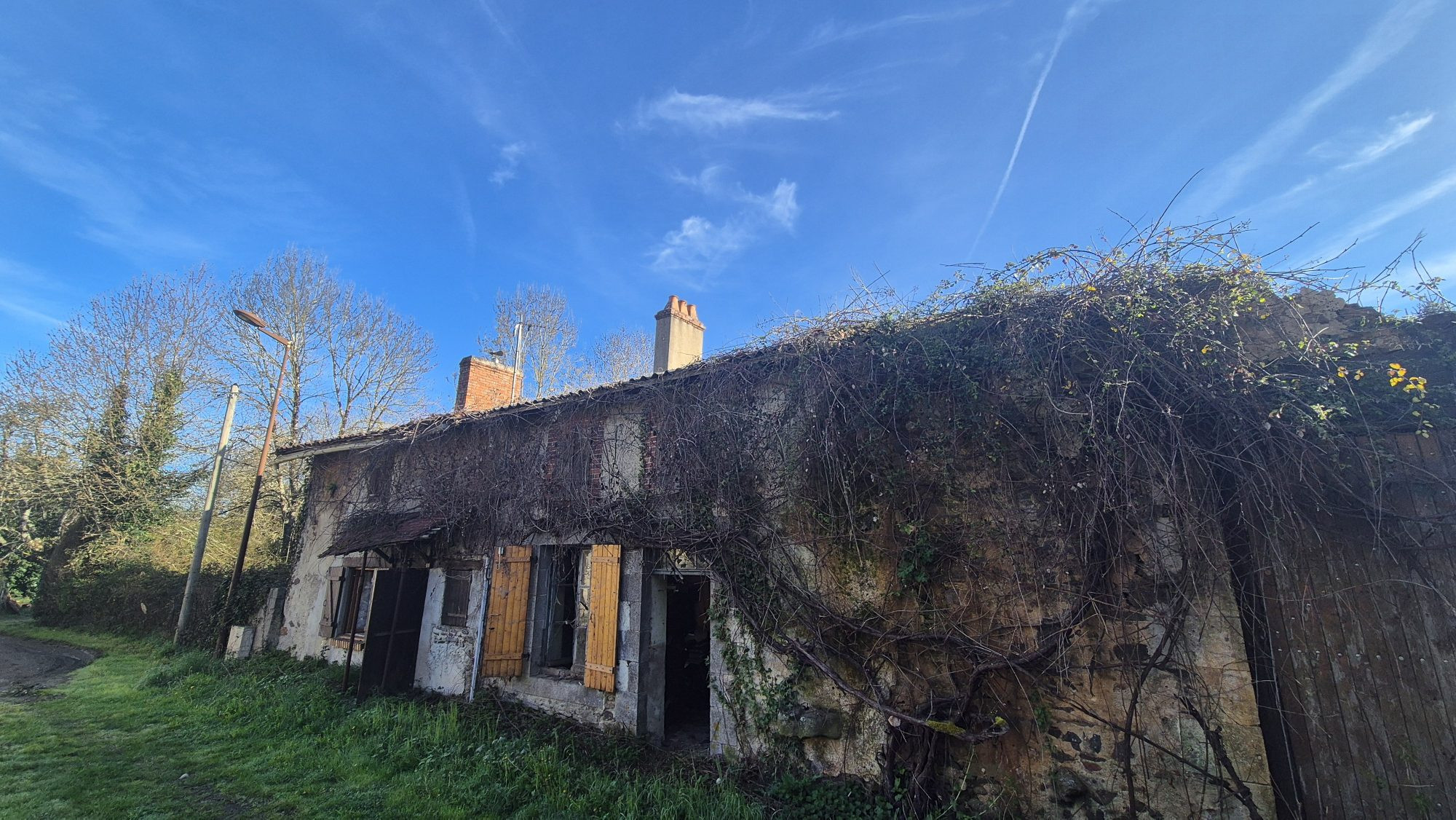 Ensemble immobilier à rénover intégralement – fort potentiel – 1 hectare de terrain