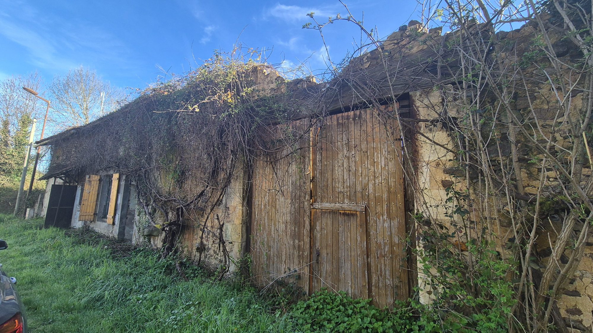 Ensemble immobilier à rénover intégralement – fort potentiel – 1 hectare de terrain