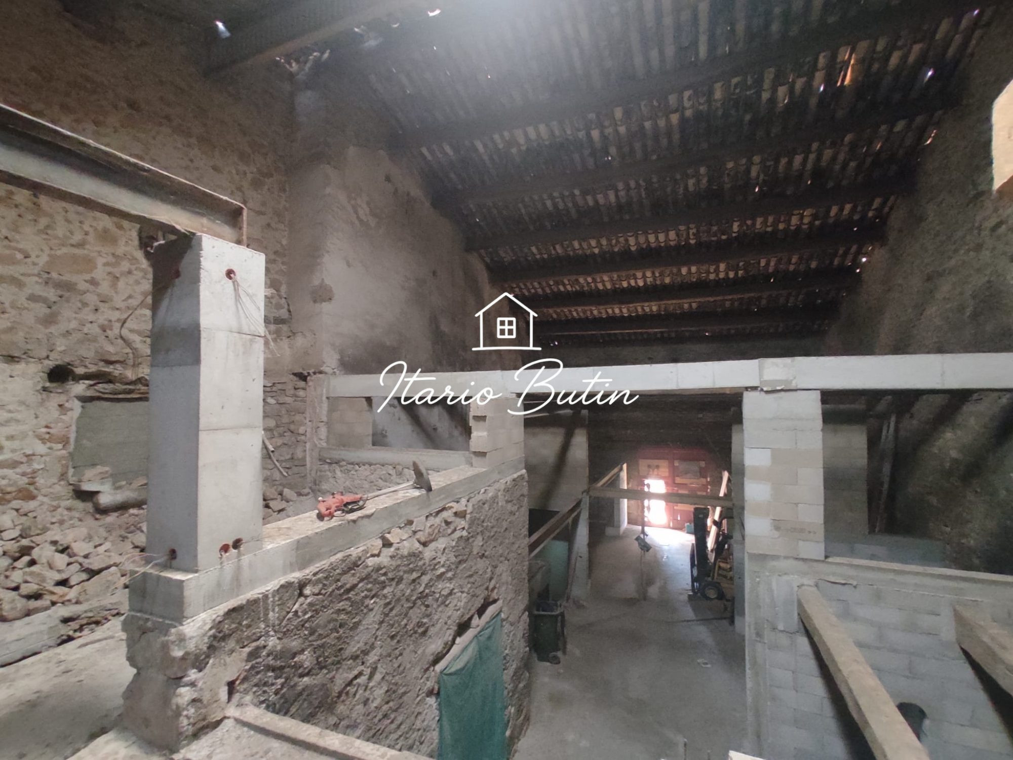 Grange de 440 m² avec exterieur