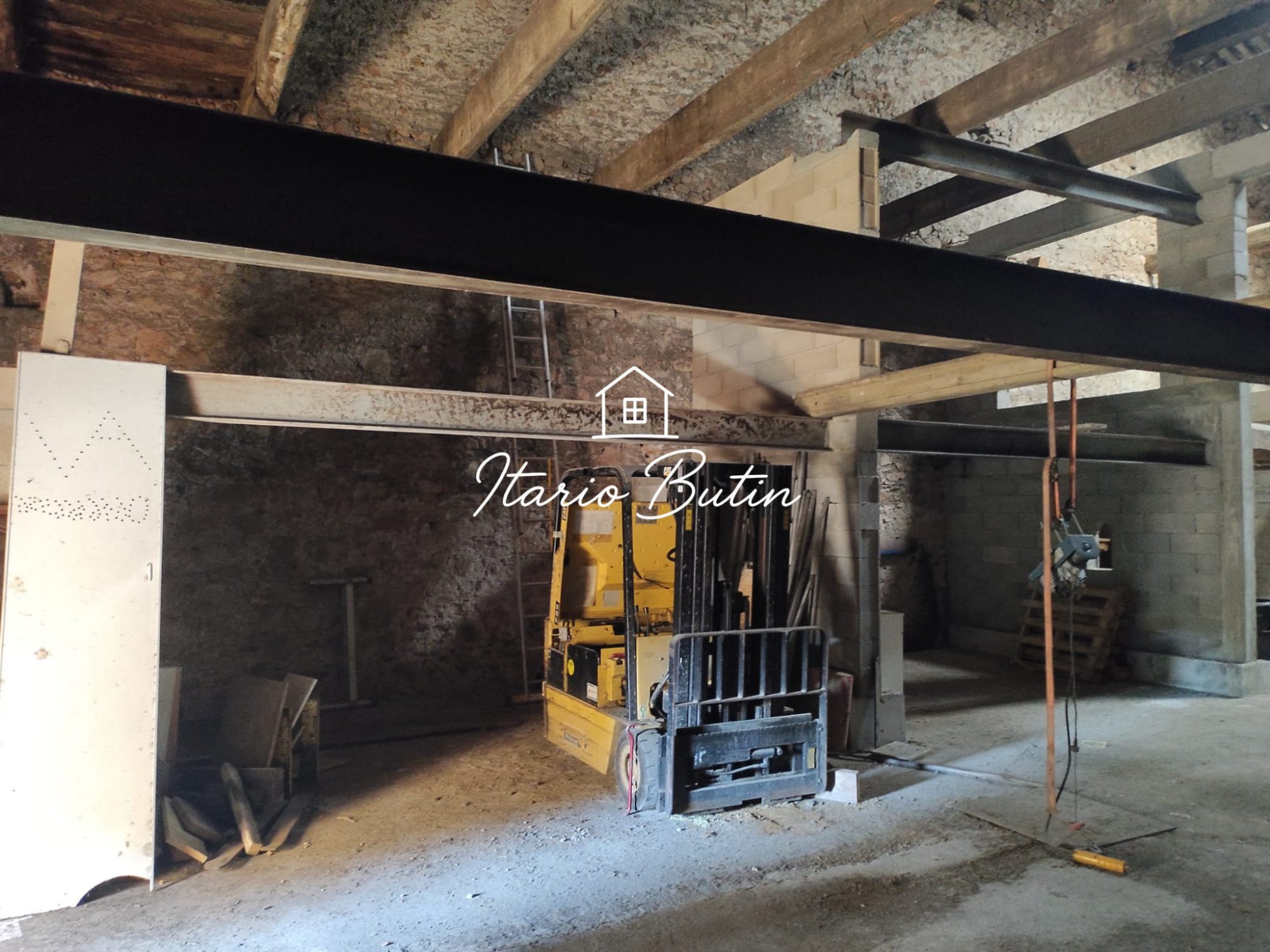Barn of 440 m² with outdoor space 5