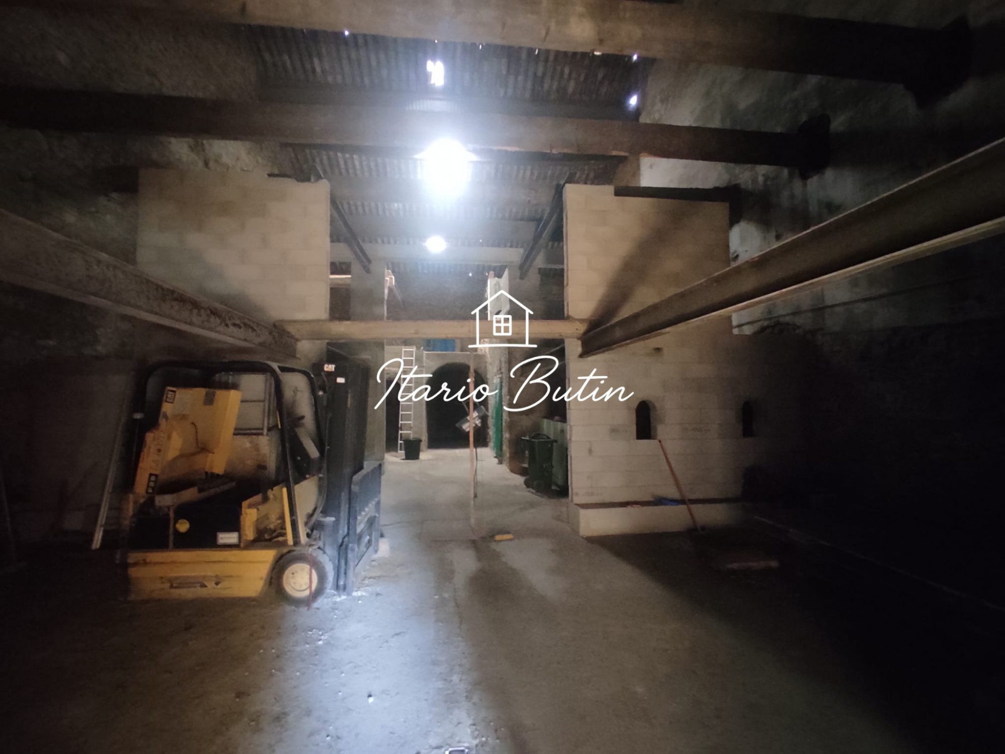 Barn of 440 m² with outdoor space 4