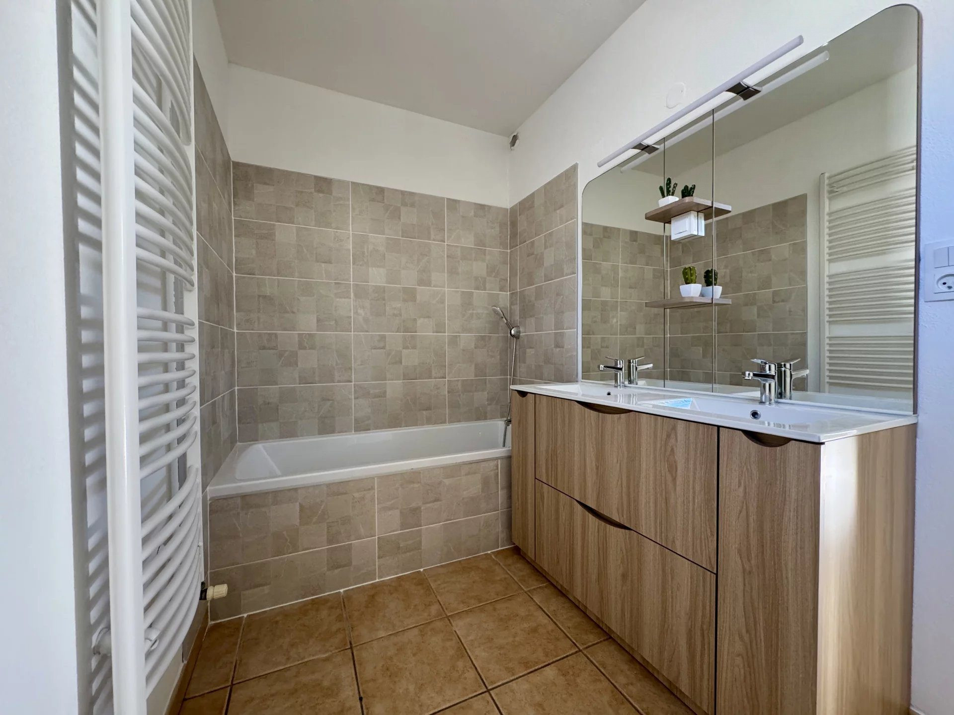 3-Bedroom House, Garden and Garage 5