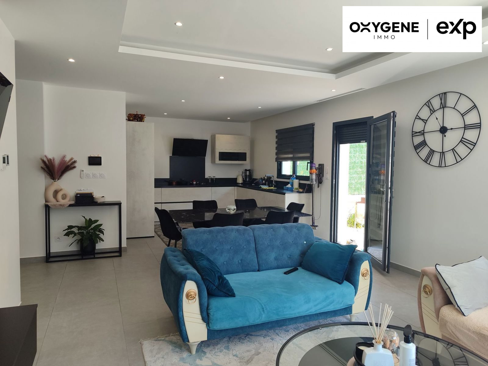 Maison moderne avec piscine dans lotissement calme