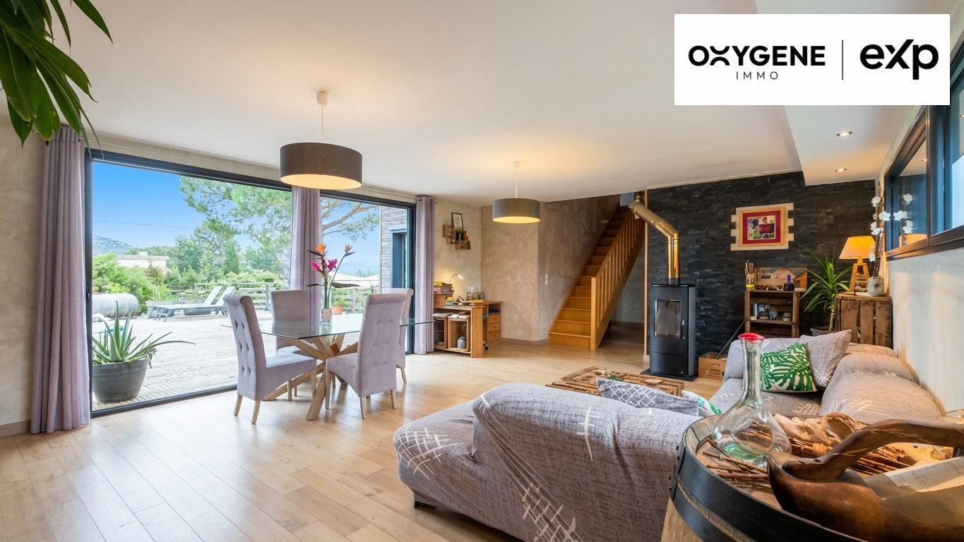 Maison bois bioclimatique de 156m2 avec vue dégagée, piscine, grand terrain cloturé