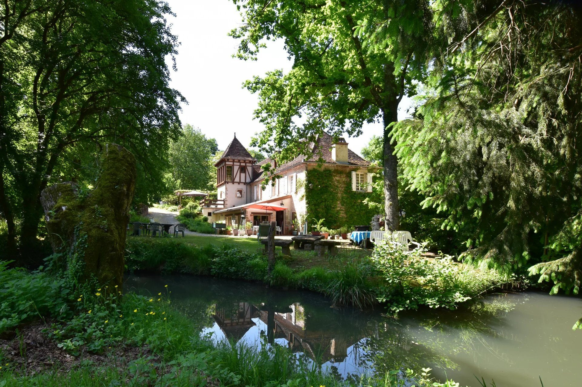 Propriété 10 pièces, 5 chambres, piscine, 1.9 hectare