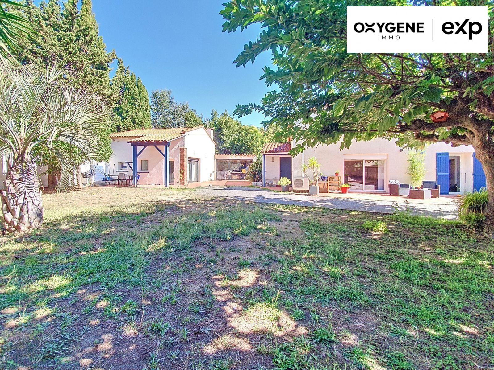Grande maison avec piscine et sa dépendance aménagée en maison sur un terrain