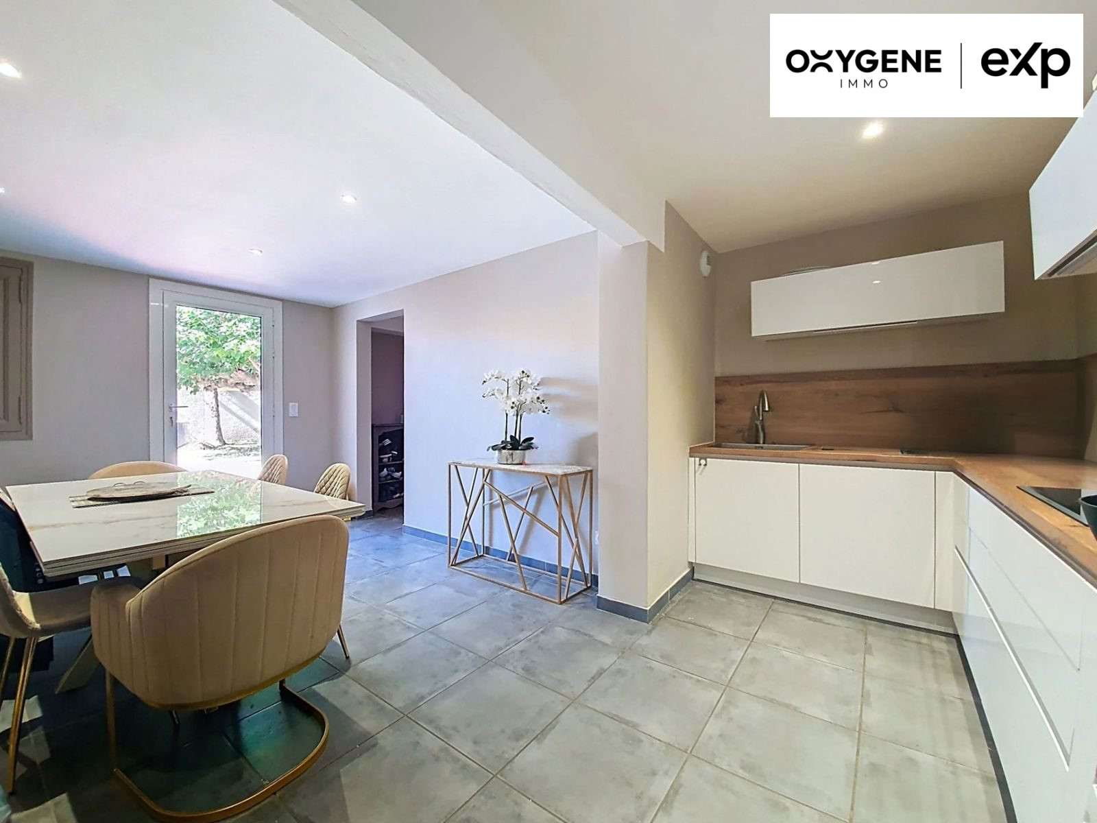 Large house with swimming pool and converted outbuilding on a plot of land 4