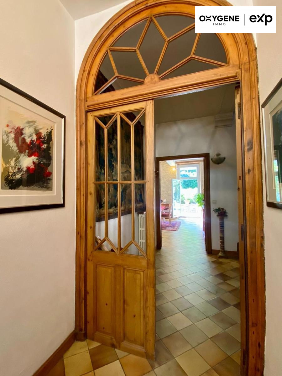 Grande maison de caractère avec dépendances et jardin.