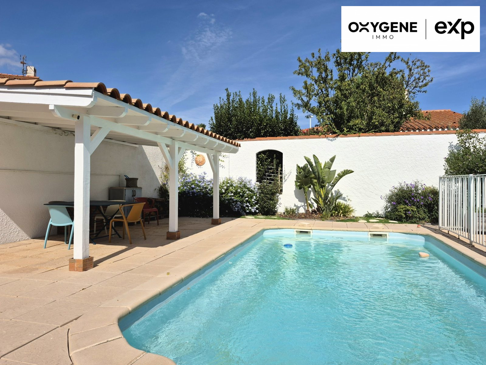 Maison familiale avec piscine et dépendance