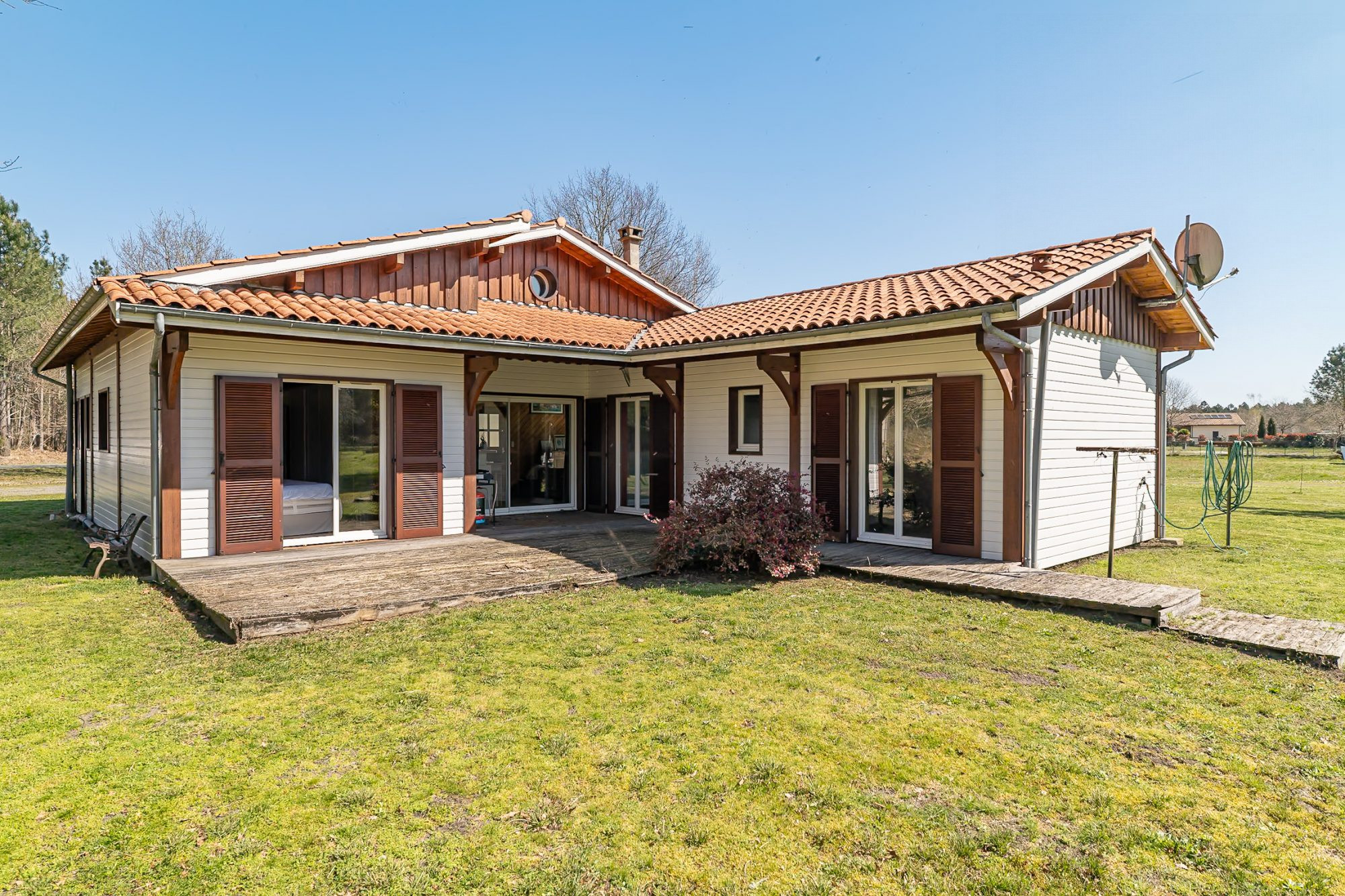 Wooden house 140m² plot 2000m² 3 bedrooms 3