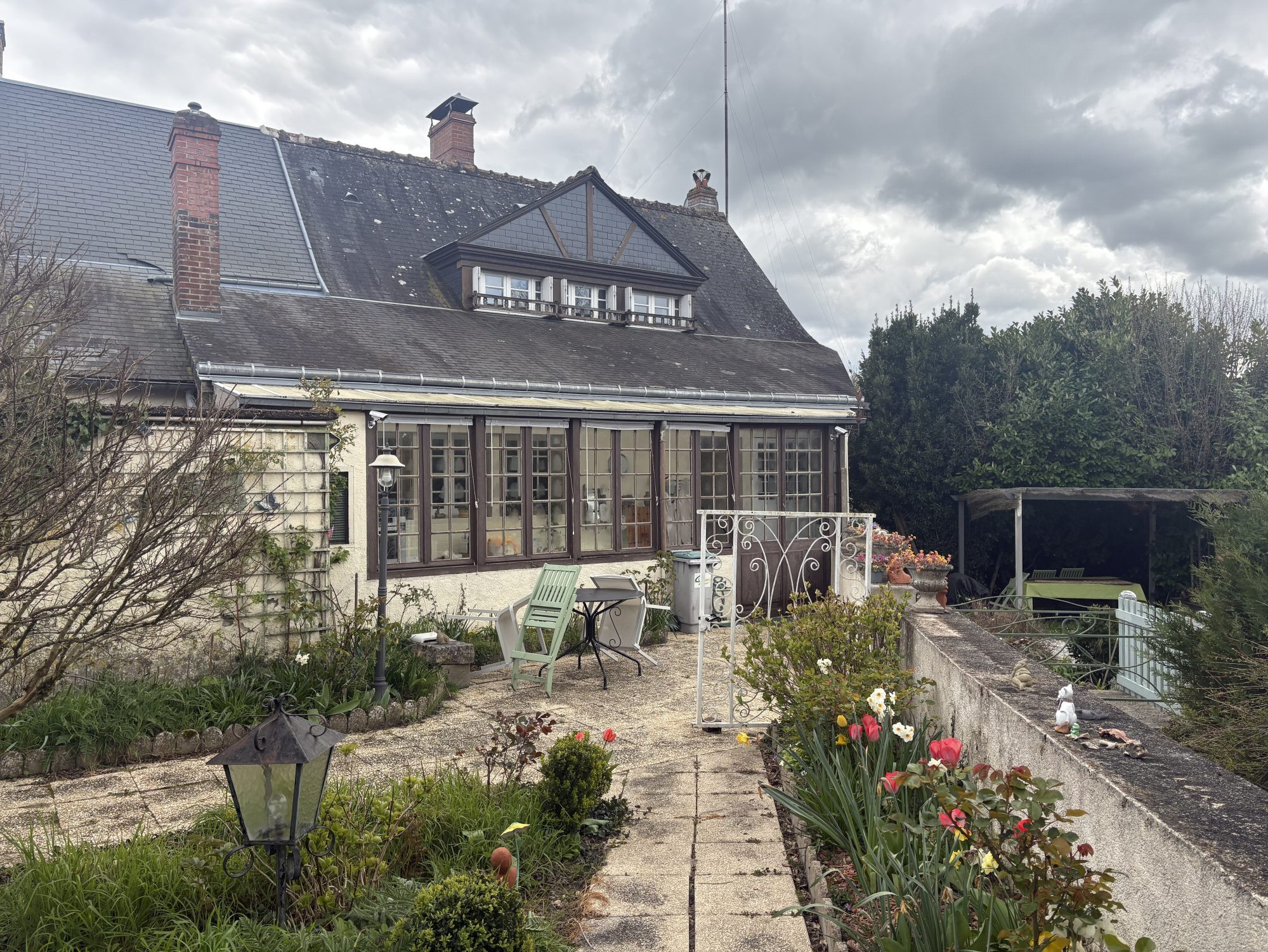 Maison ancienne avec Tourelle-4 Ch-jardin 1080 M-atelier-garage