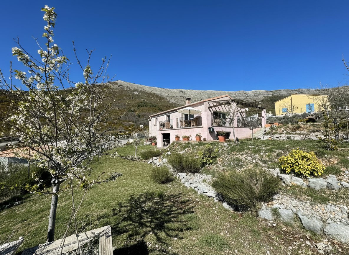 Maison avec vue panoramique au cœur des Gorges  du Verdon – 3 chambres, terrain arboré 743 m²