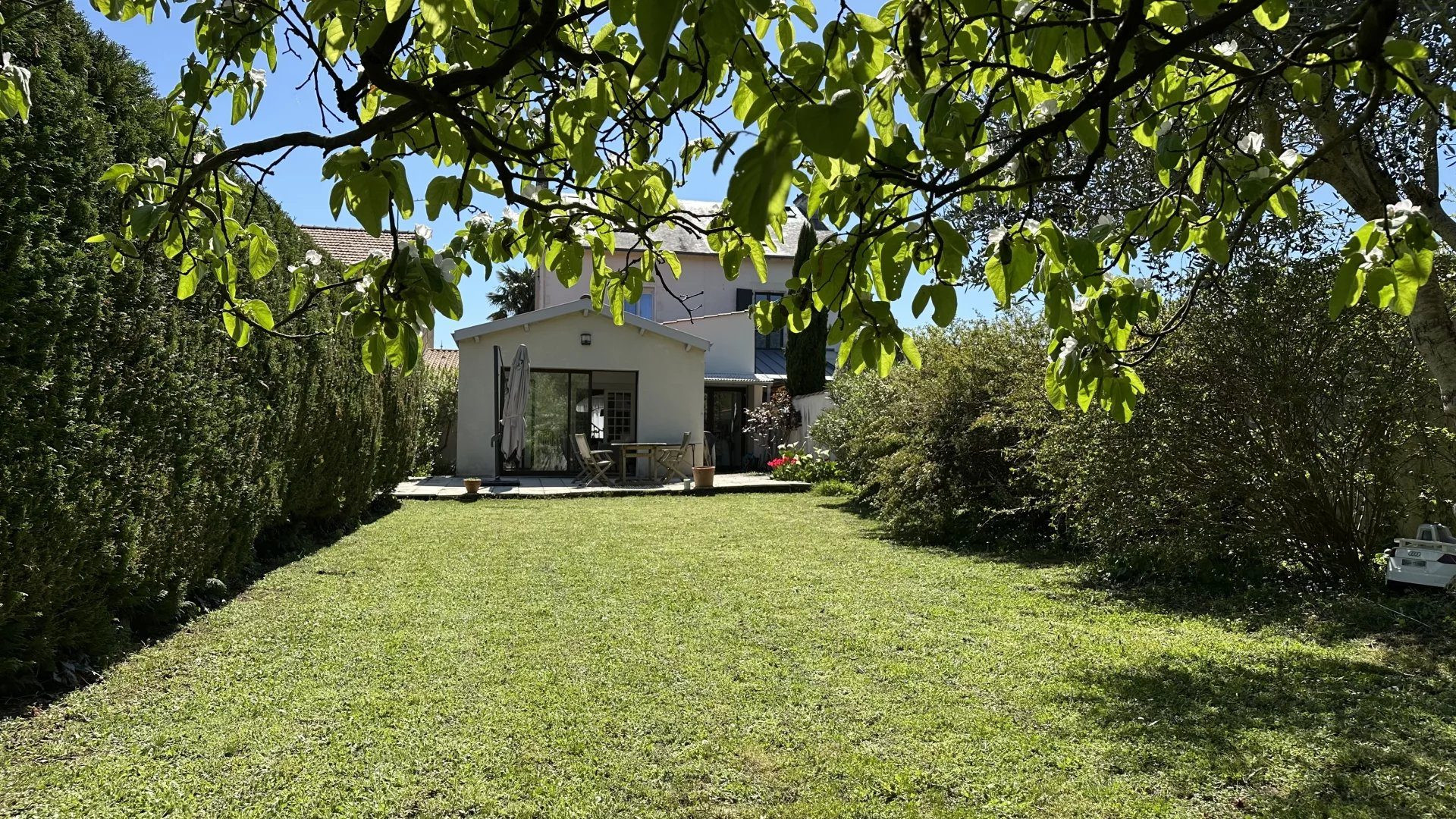 Maison bourgeoise familiale — grands volumes, jardin au calme, cœur de La Rochelle