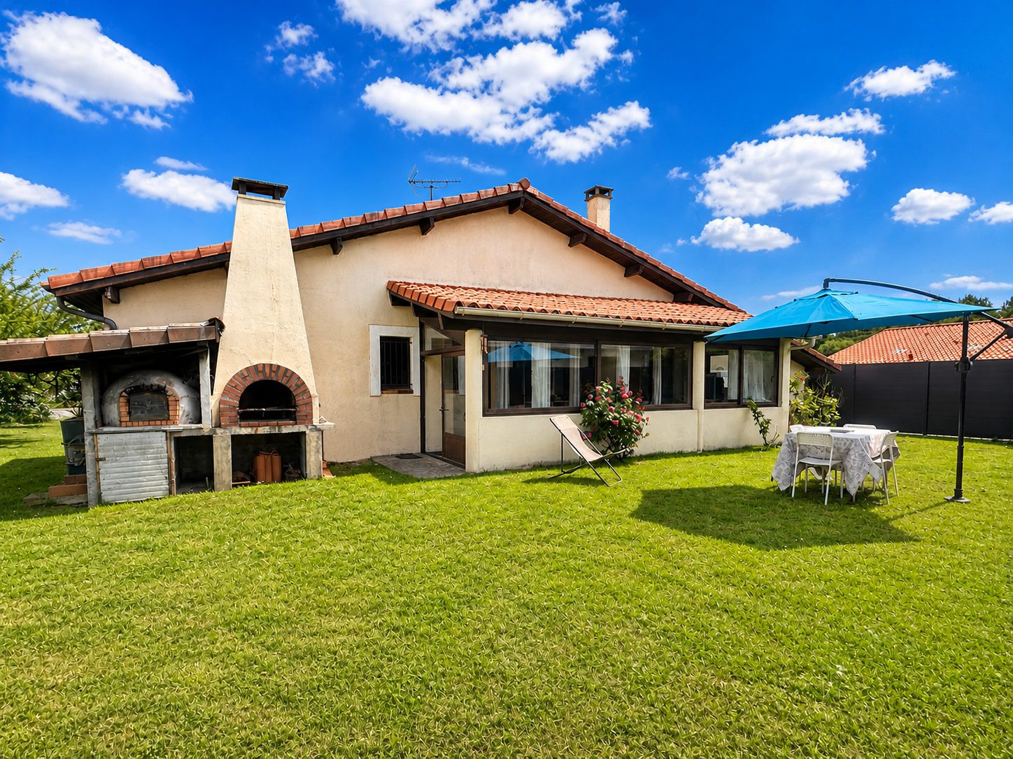**Maison familliale avec véranda et jardin piscinabble au coeur de Magescq entre océan et Nature**