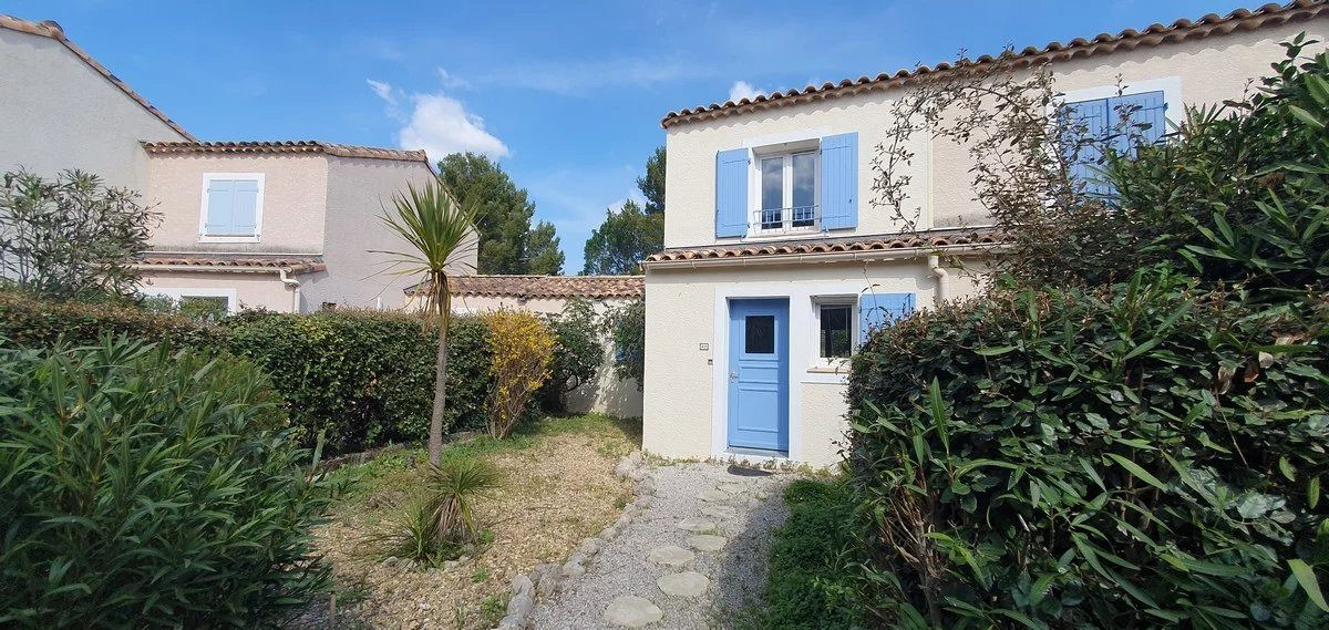 Small R+1 villa in a secure residence with swimming pool 3