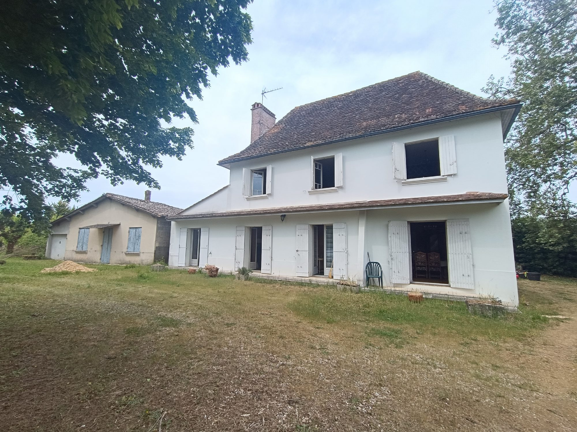 PROPRIETE DE 2 MASIONS ET ANNEXES EN BORD DE RIVIERE