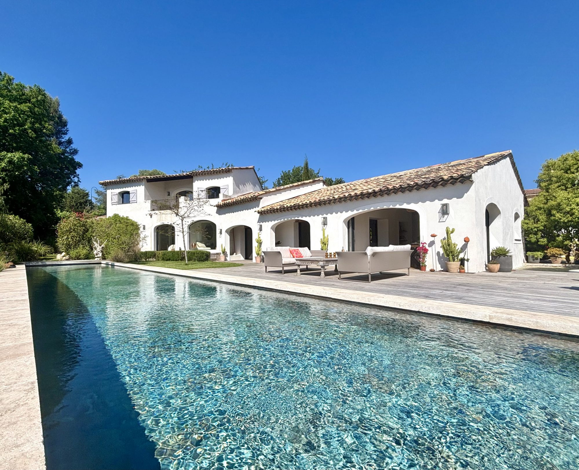 A pieds du village de Valbonne !!! Superbe propriété entièrement rénovée, intérieur contemporain!