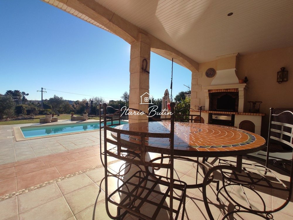 6-Room Villa of 171m² with Double Garages and Swimming Pool 4