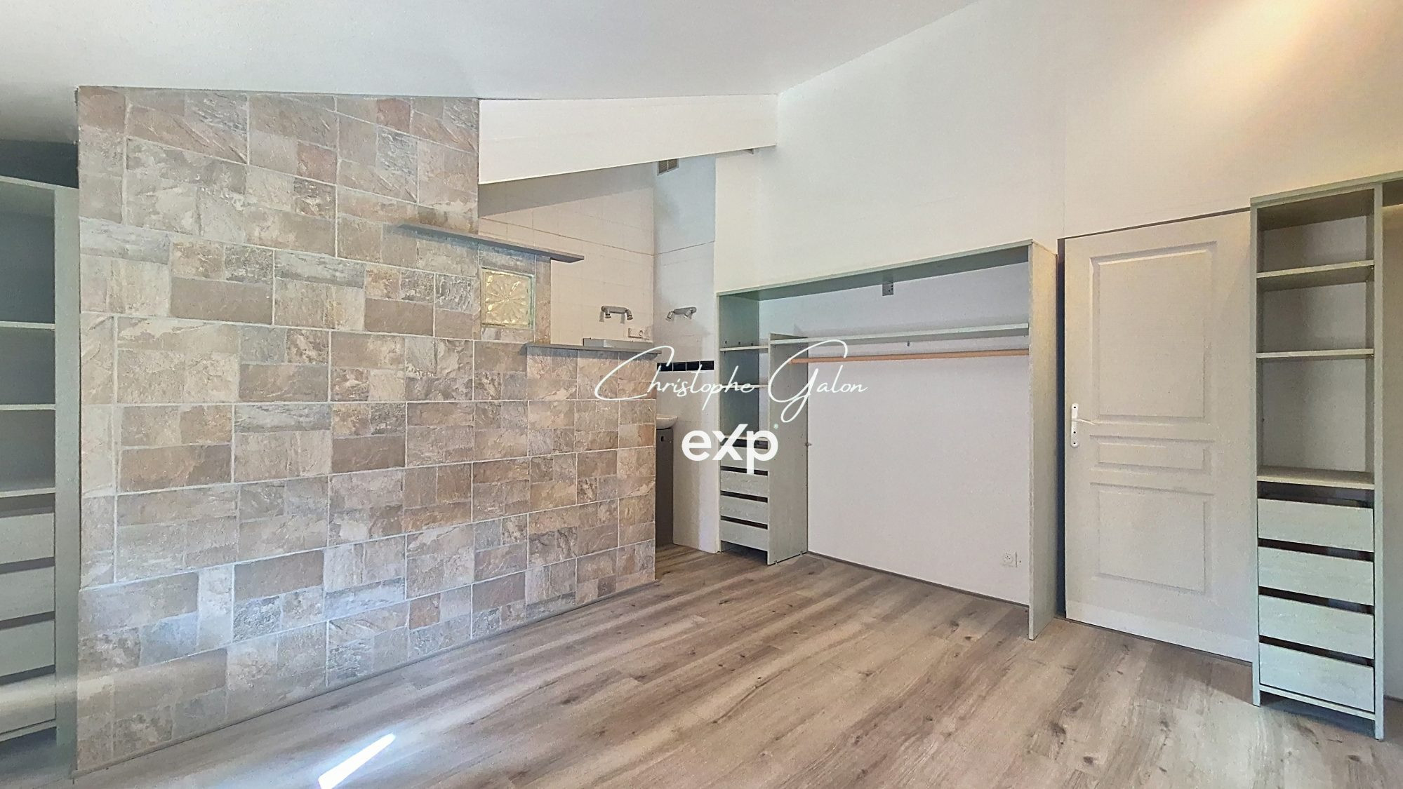 Converted barn, nearly 3 hectares of land 5