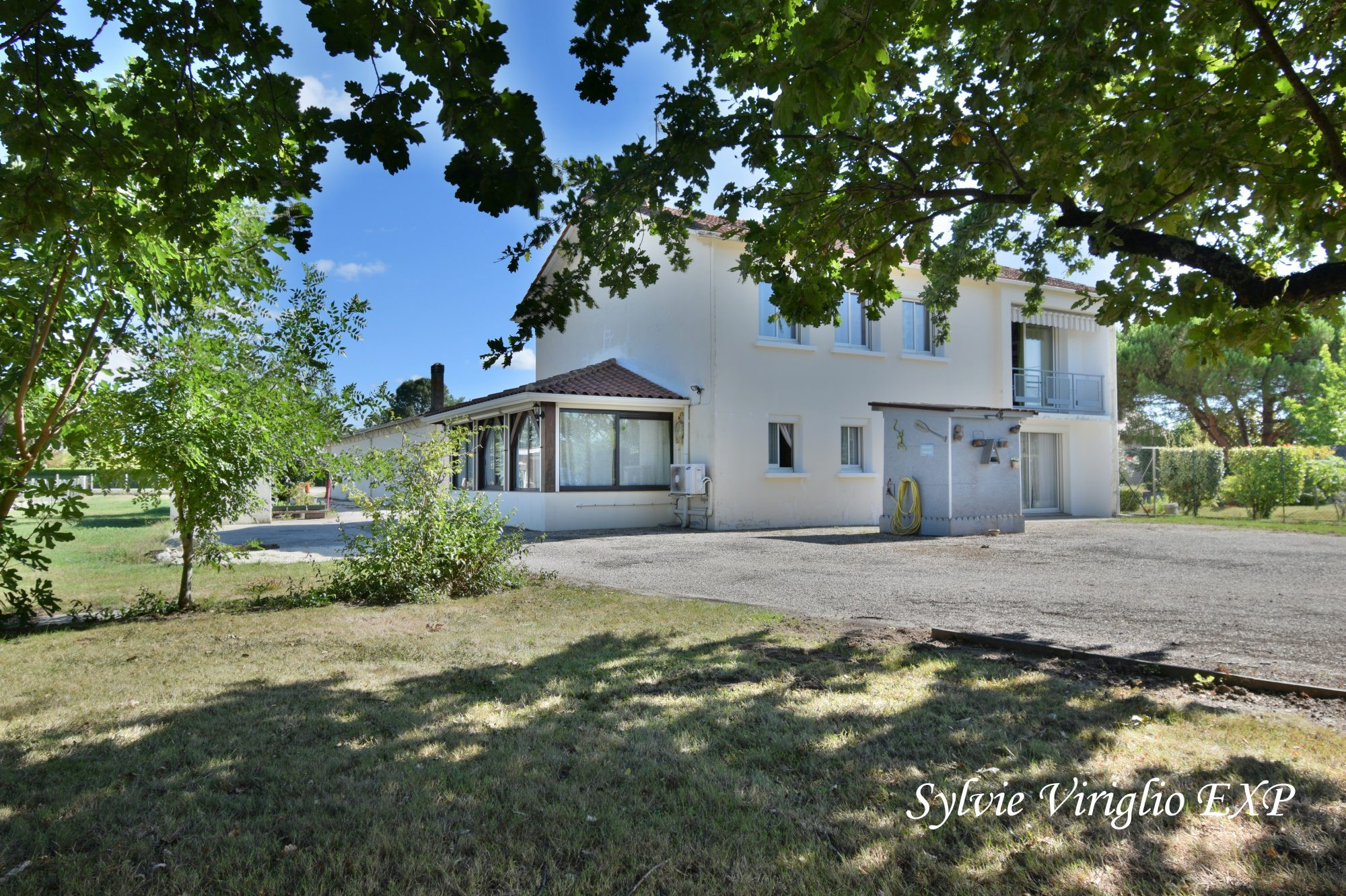 Maison familiale 2 niveaux-6 chambres-Grande dépendance de 185 m²