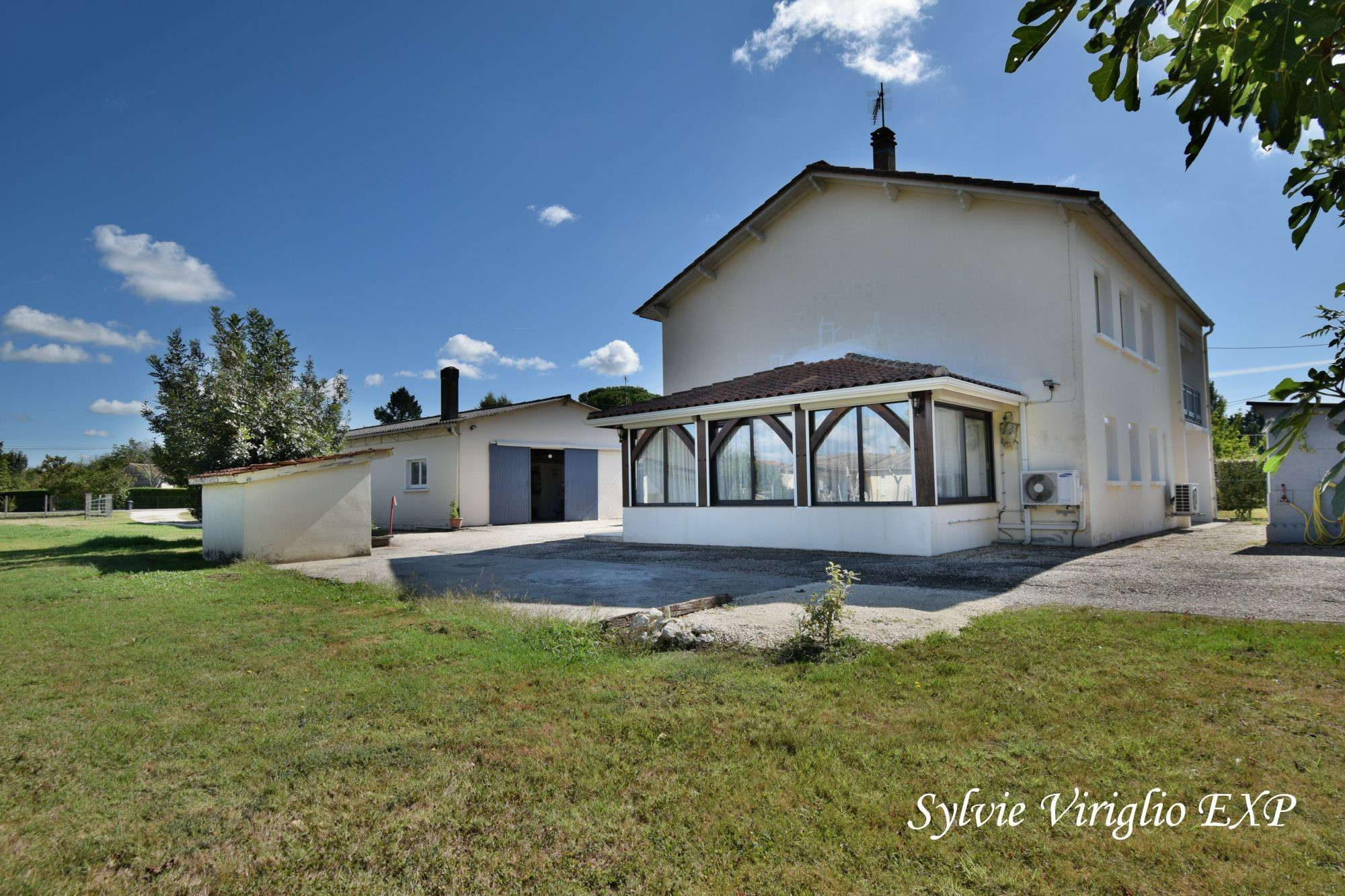 Family House 2 Levels - 6 Bedrooms - Large Outbuilding of 185 m² 2
