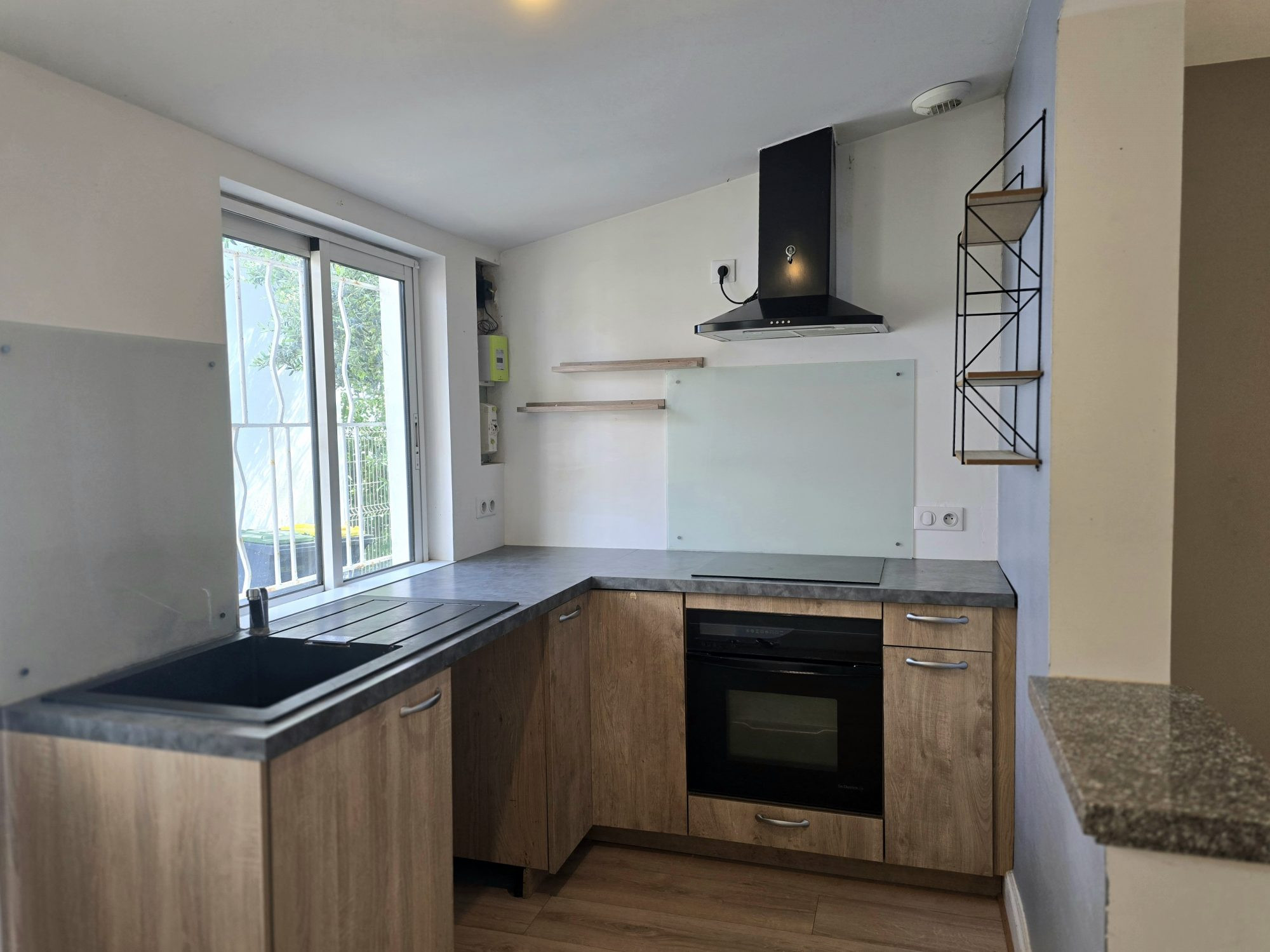 Royan a secure single-story home just steps from the market! 2