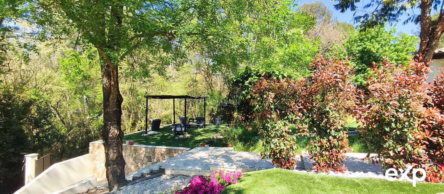 Villa d'Exception à Roquefort-les-Pins - Prestige et Autonomie Énergétique au Calme Absolu