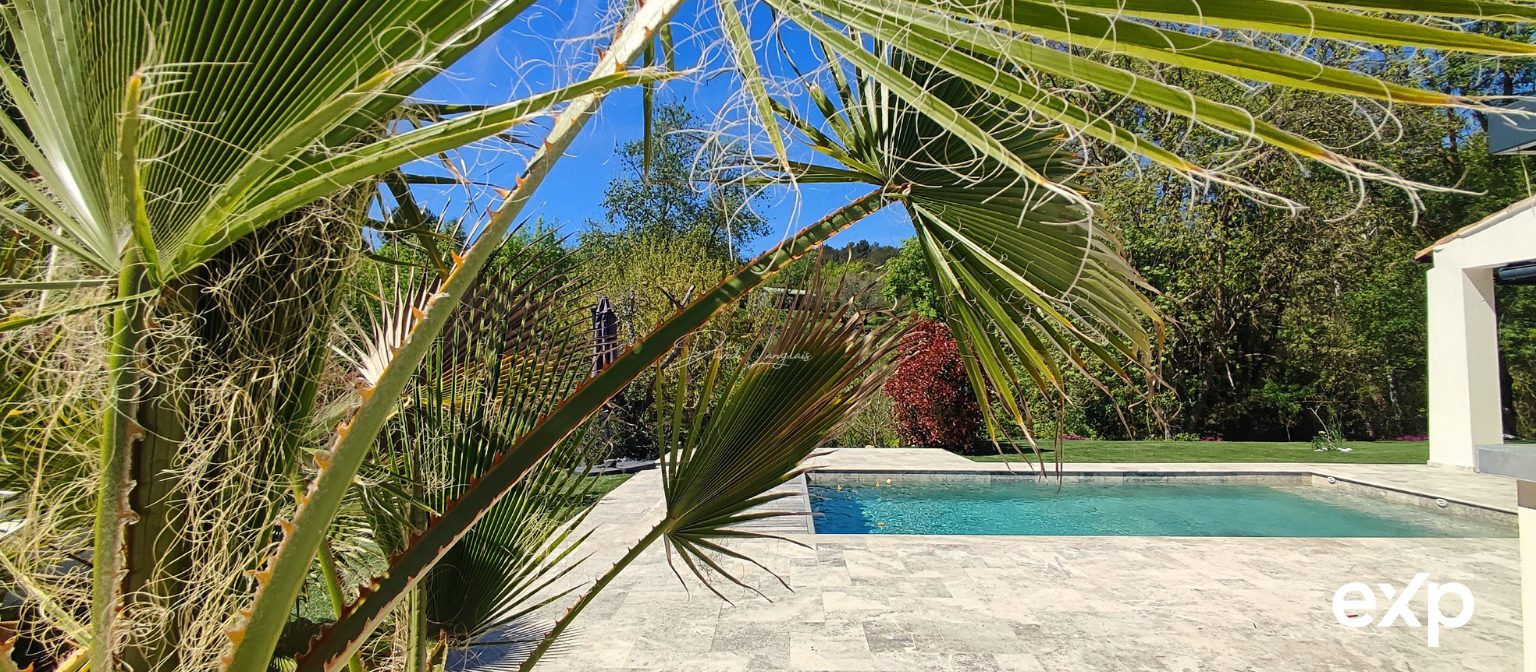 Villa d'Exception à Roquefort-les-Pins - Prestige et Autonomie Énergétique au Calme Absolu