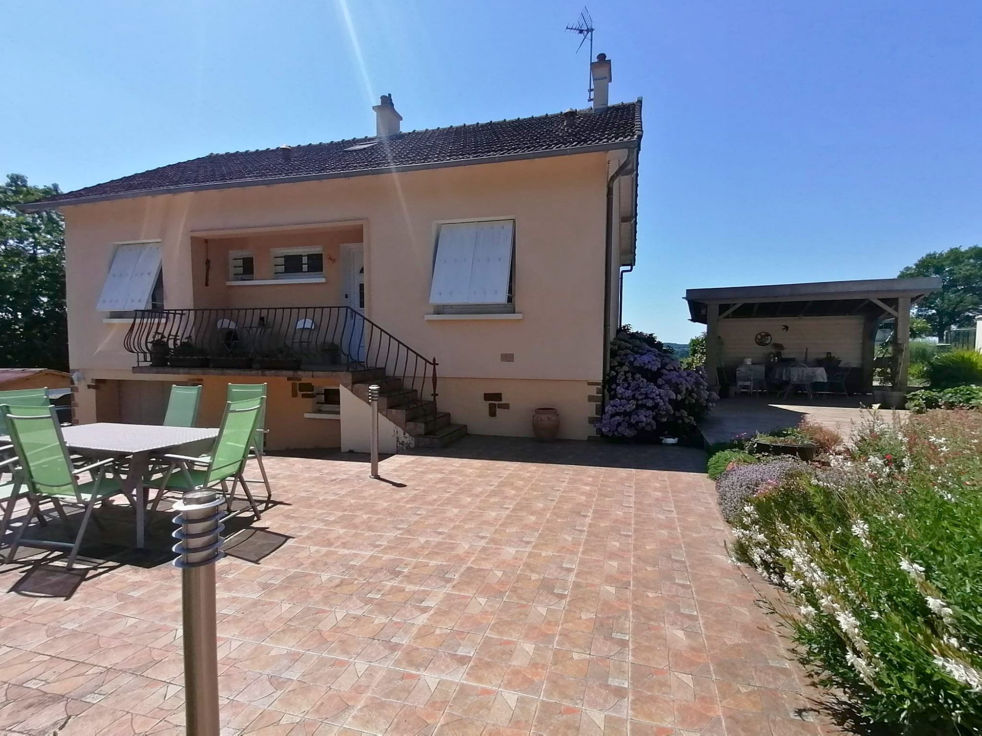 Maison sur sous-sol complet avec terrain et dépendances