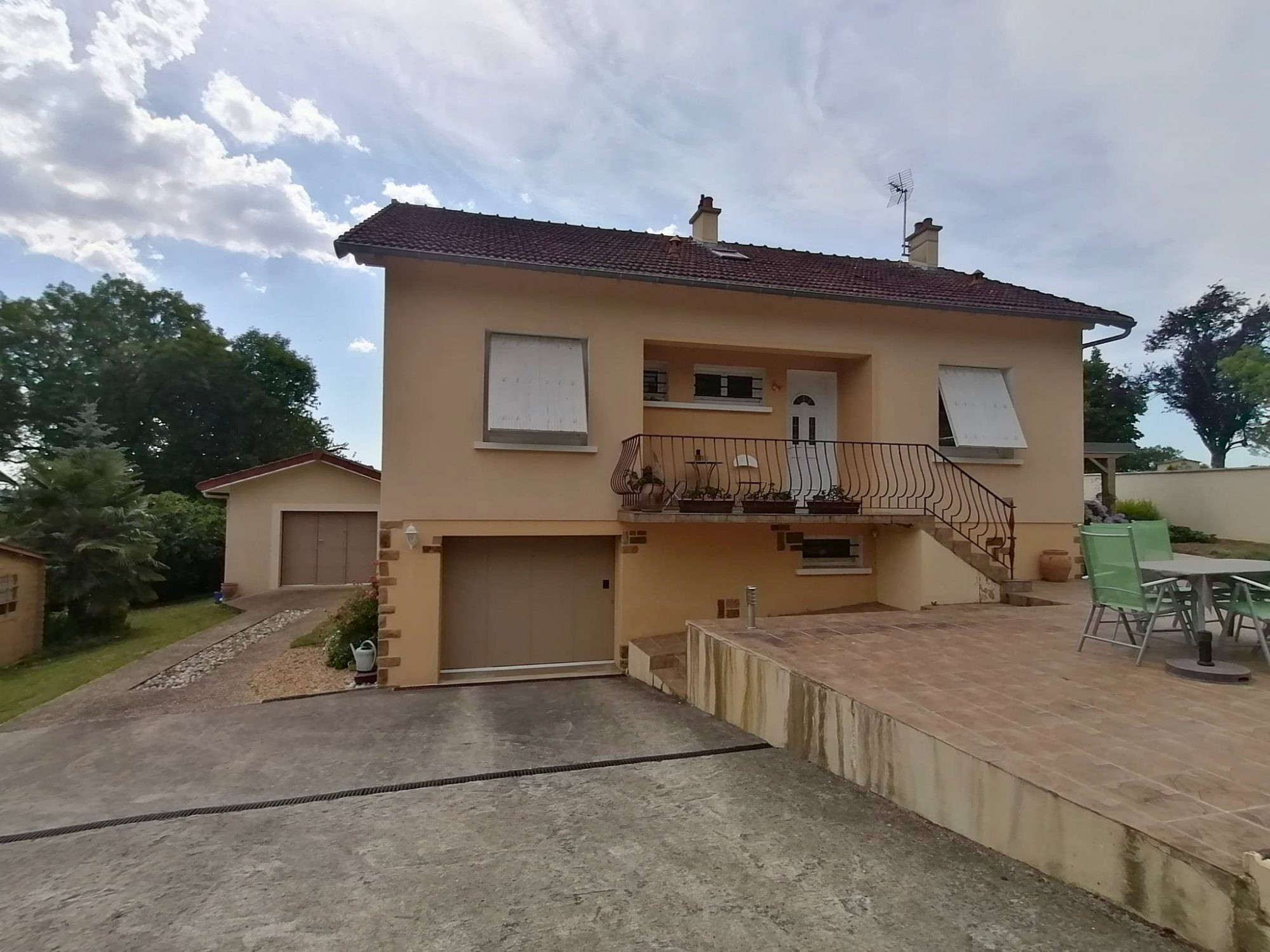 Maison sur sous-sol complet avec terrain et dépendances