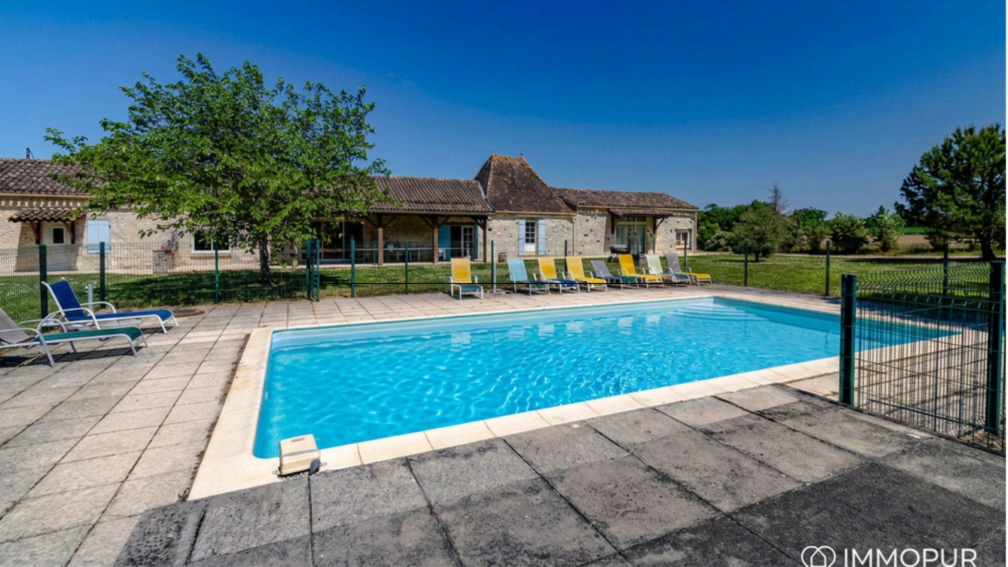 In Boisse: the luxury of silence! "Are you dreaming of a place without neighbors and without nuisance? This property exists 3