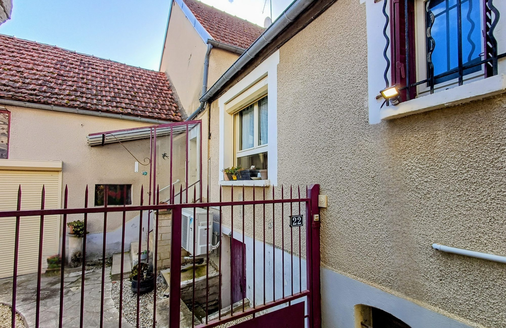 PREMIERE ACQUISITION : CALME -JARDIN -GARAGE ET BELLES DEPENDANCES