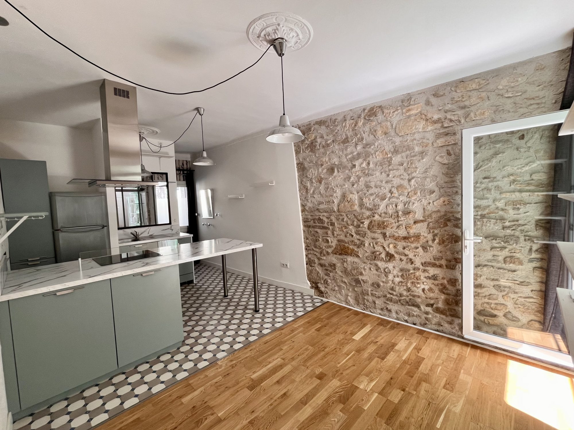 NIMES CENTRE - QUARTIER LAMPEZE / VAUBAN - MAISON - 2 CHAMBRES - TERRASSE - COUR INTERIEURE - CAVE - ENTIÈREMENT RÉNOVÉ