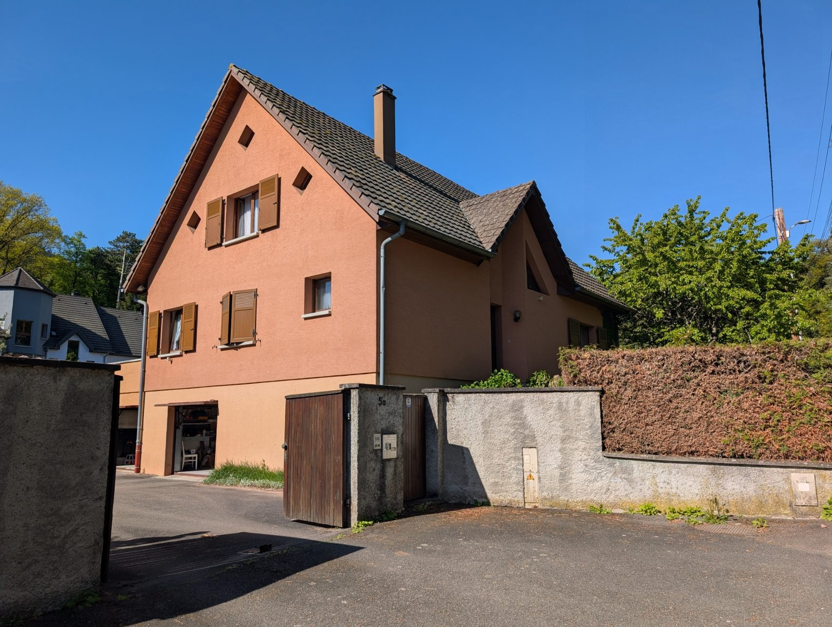 « Maison familiale spacieuse avec grand terrain et sous-sol sur les hauteurs de Guebwiller – Potentiel à réinventer ».