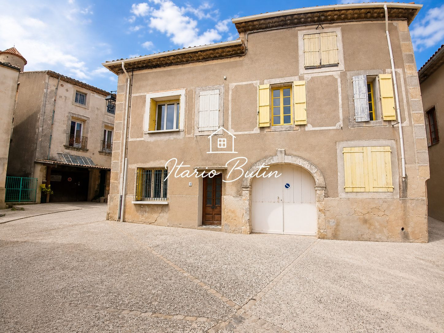 Village house with garage, independent studio and strong potential 2