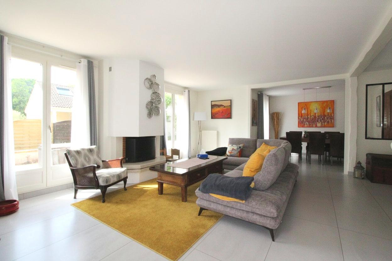 House for sale in Le Mesnil-Saint-Denis, 154 m²
