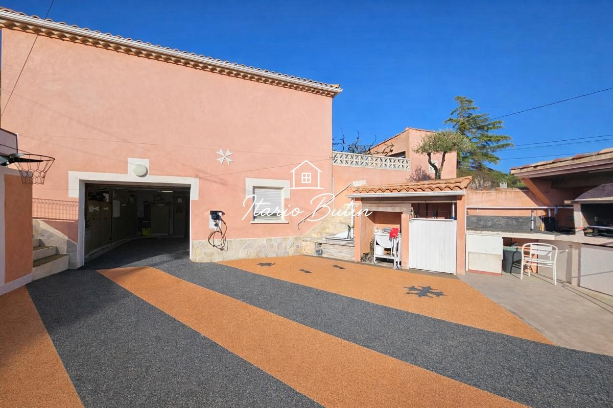 7-Room Villa of 200m² with Large Garage and Swimming Pool 5