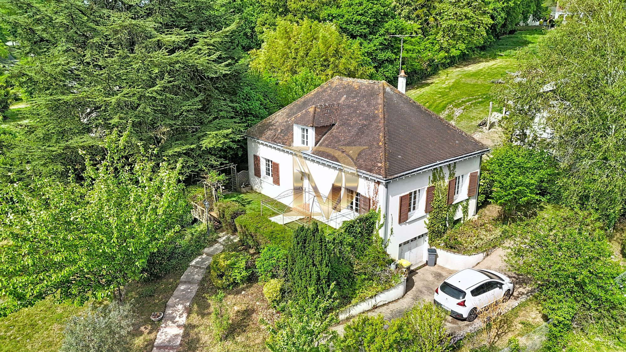DELICATE, Maison dans le bourg de Francueil