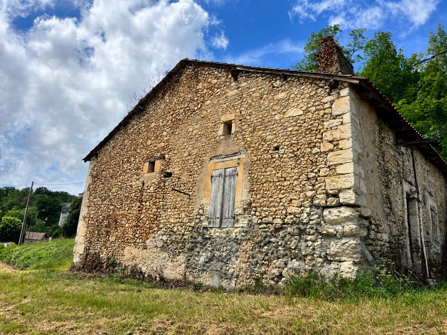 Idéal premier achat ou projet rénovation – maison avec beau potentiel
