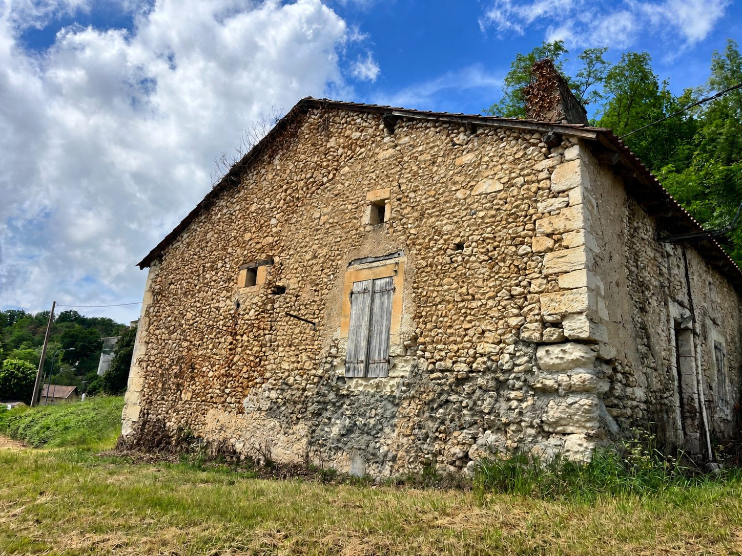 Idéal premier achat ou projet rénovation – maison avec beau potentiel