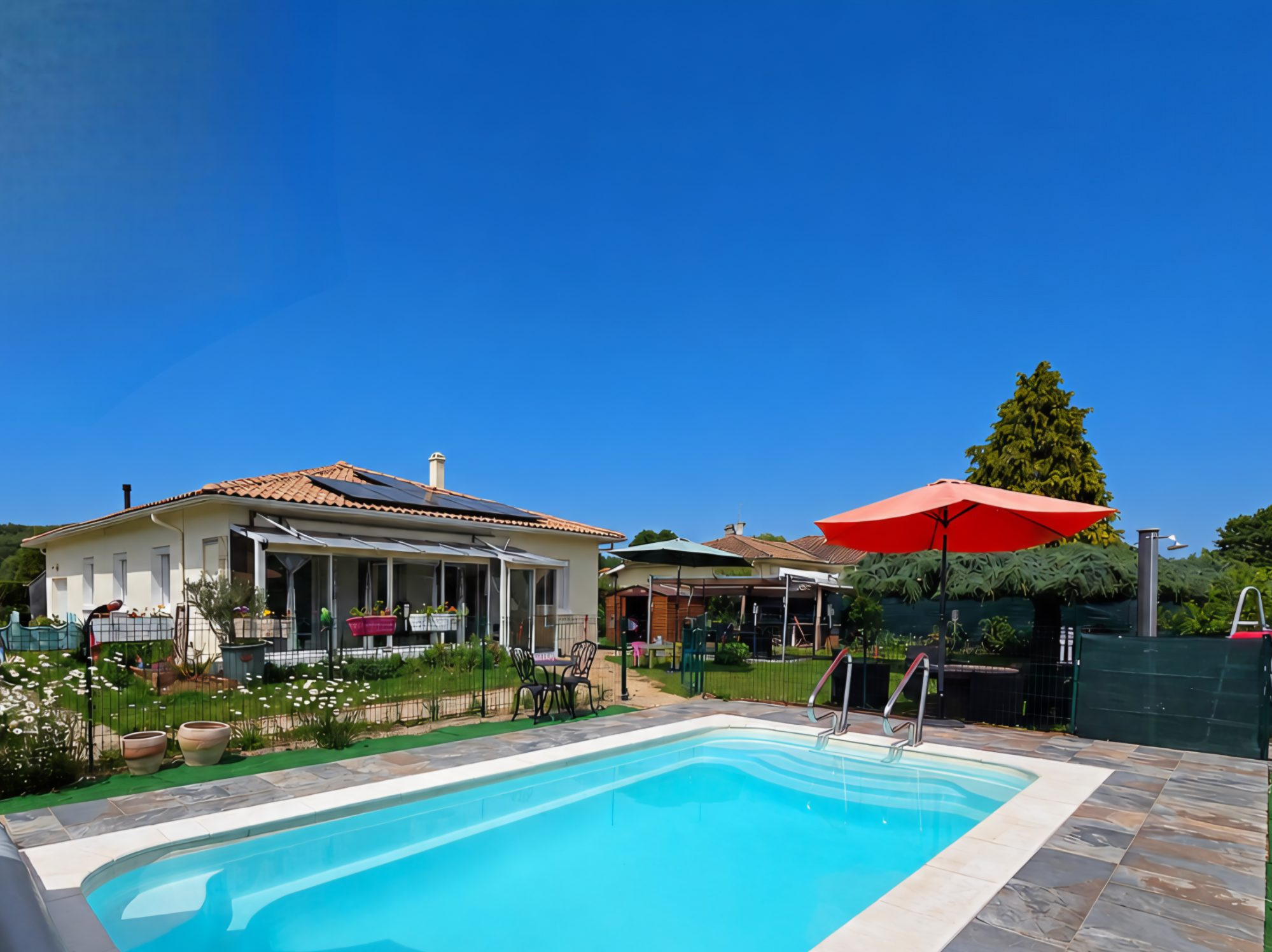 Maison individuelle de plain pied avec piscine