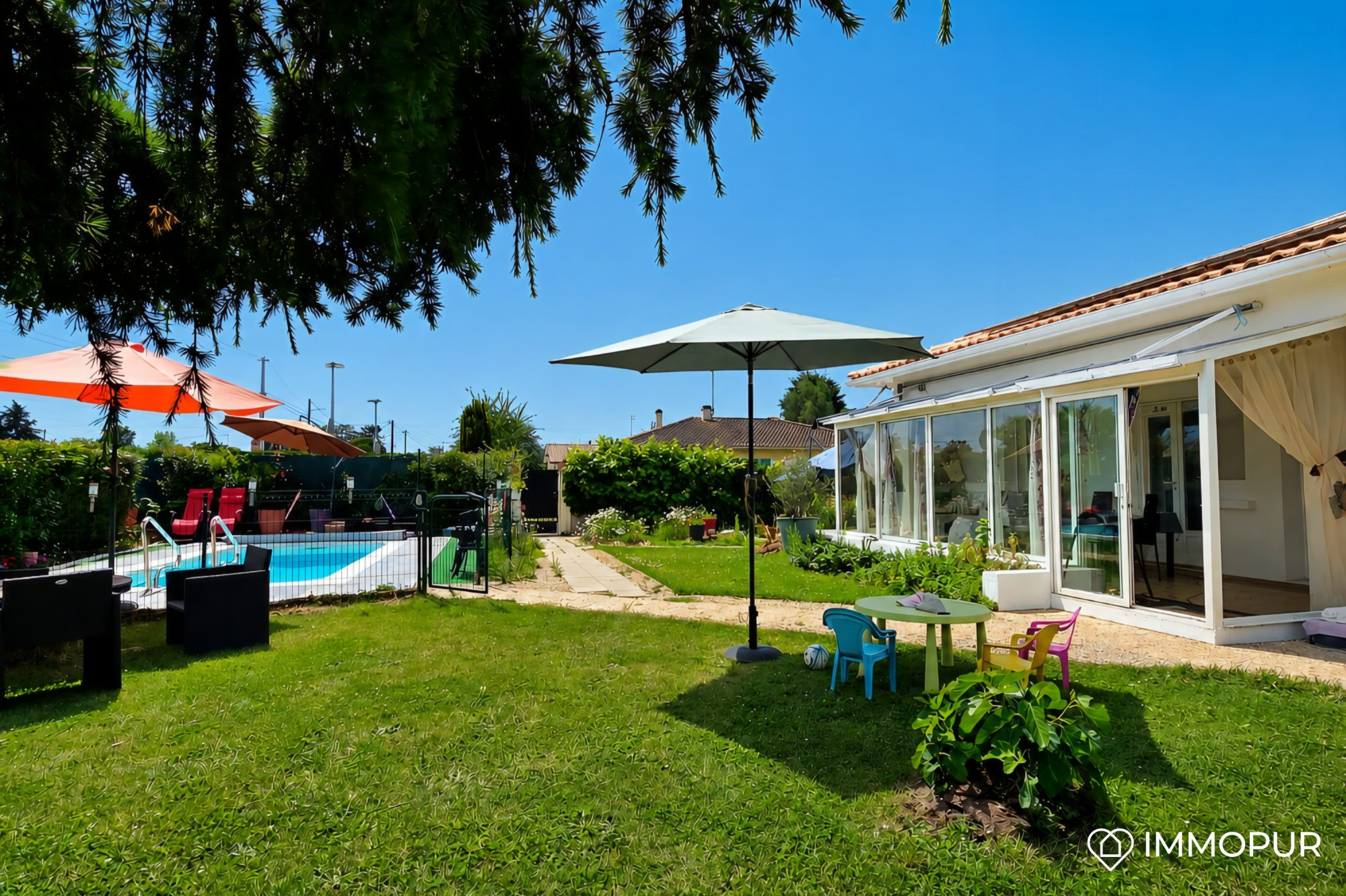 Maison individuelle de plain pied avec piscine