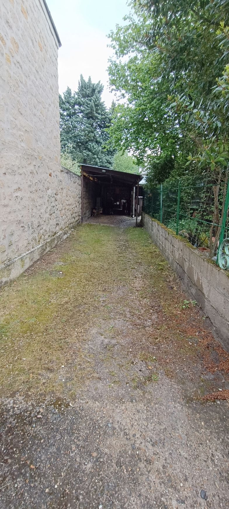 House in a courtyard with garden, garage and detached workshop 4