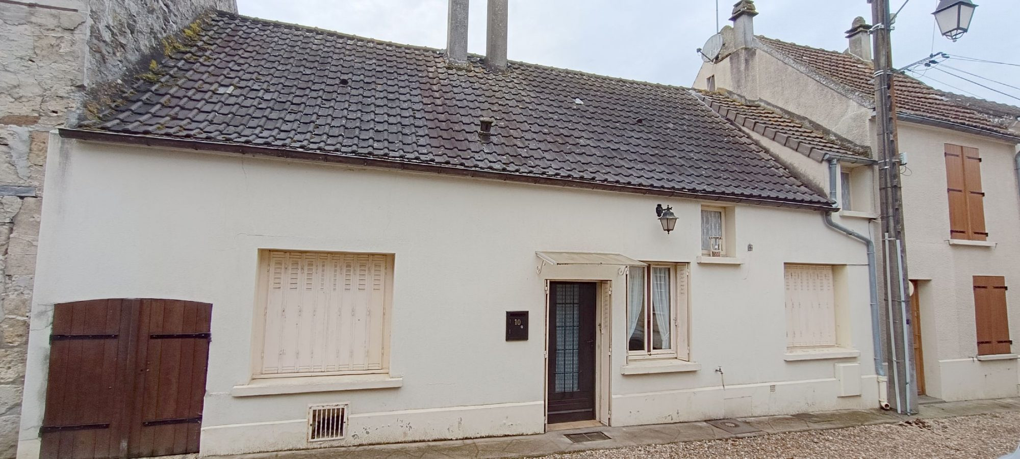 Maison dans une cour avec jardin, garage et atelier non attenant
