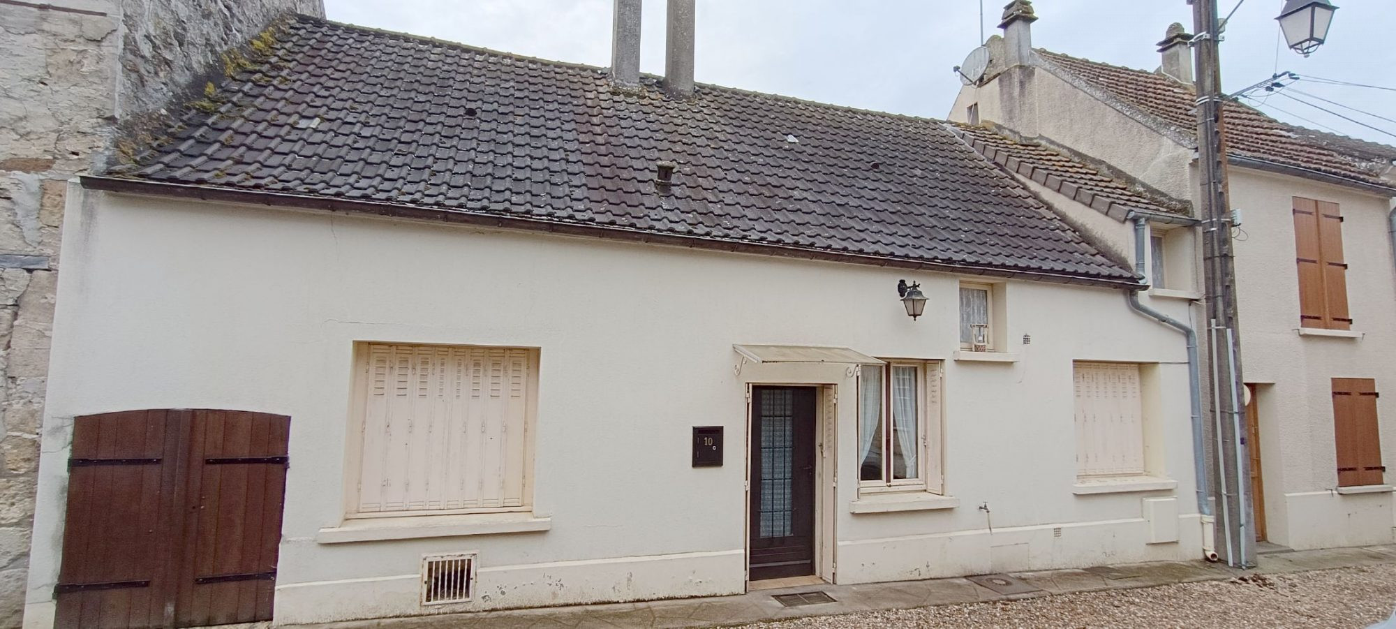 Maison dans une cour avec jardin, garage et atelier non attenant