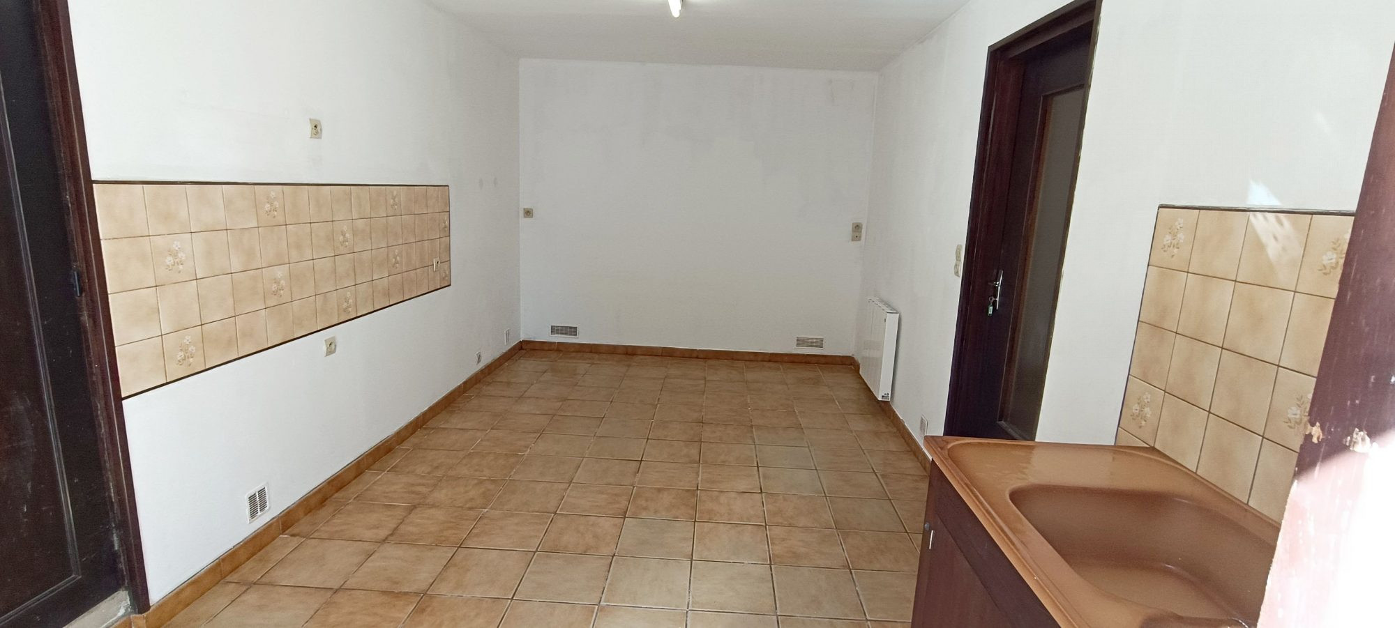 Maison dans une cour avec jardin, garage et atelier non attenant