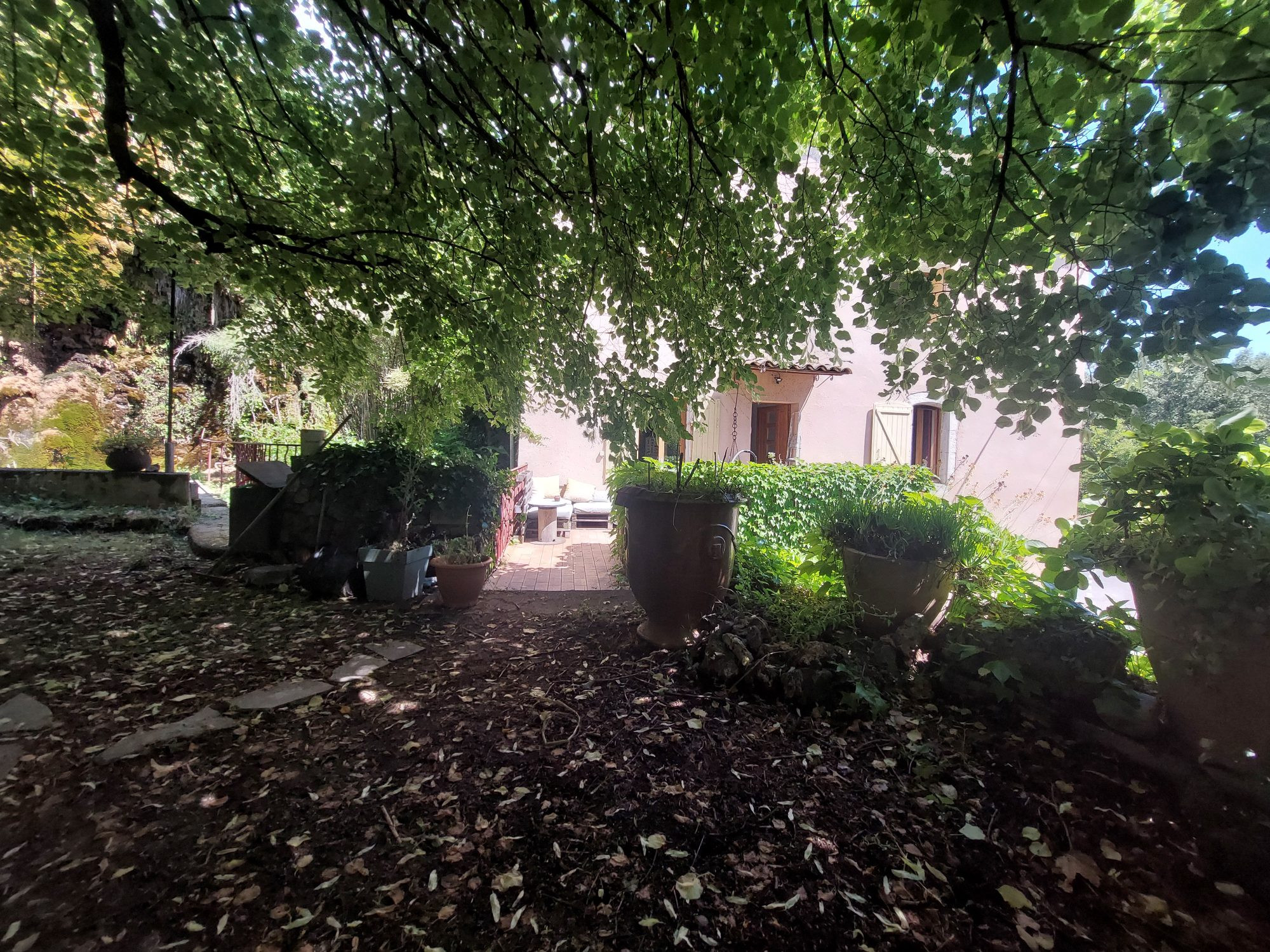 ancien moulin en pierre avec garage et jardin