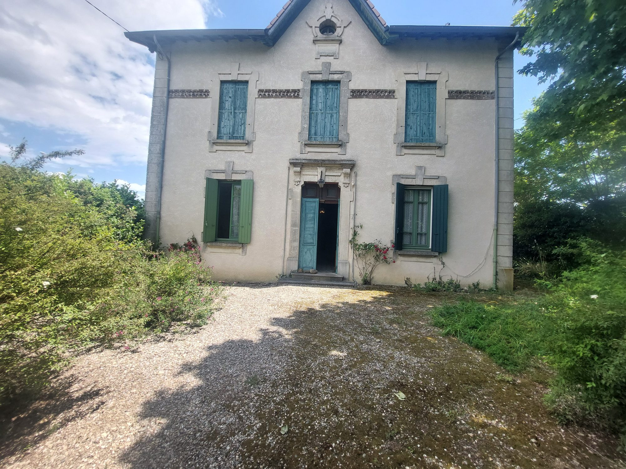 batisse en pierre avec gites et terrain constructible