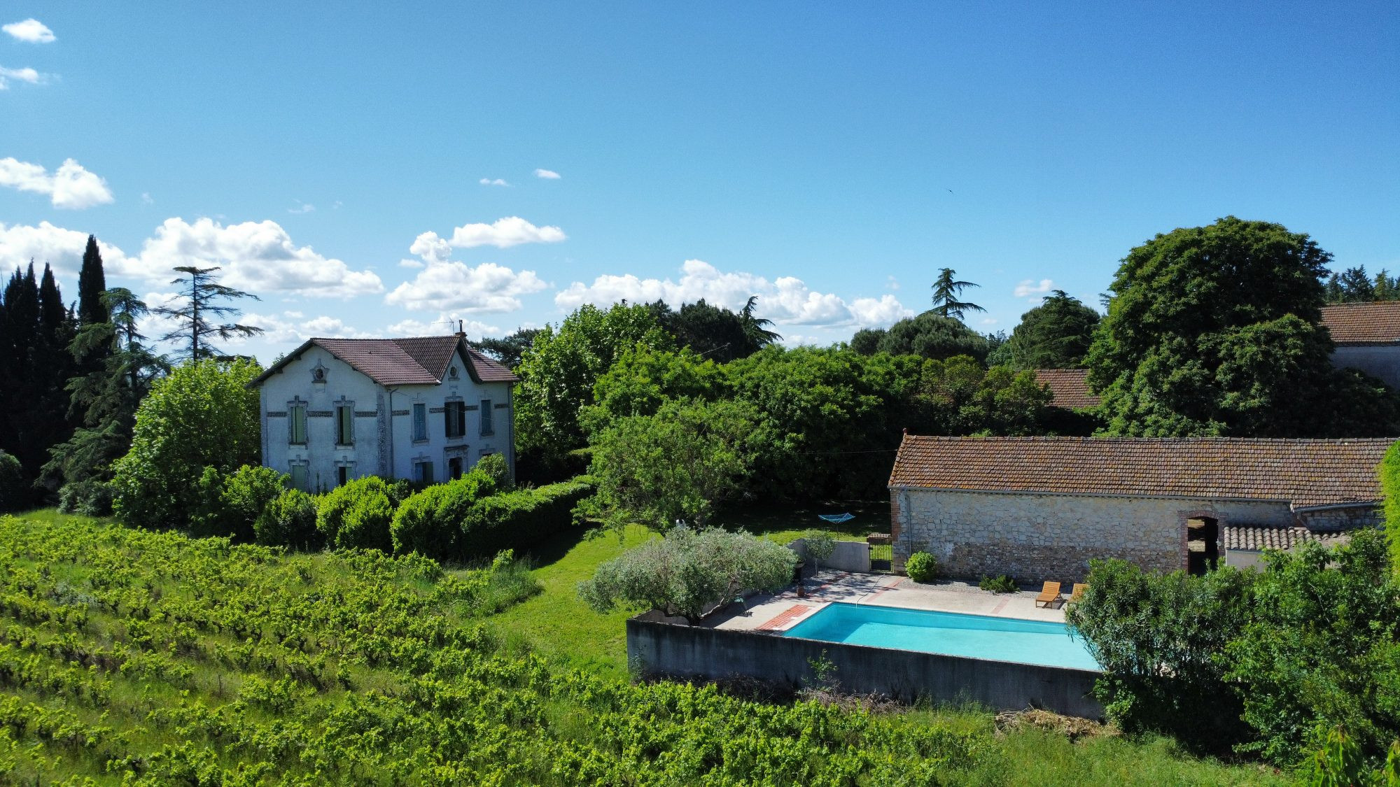 batisse en pierre avec gites et terrain constructible